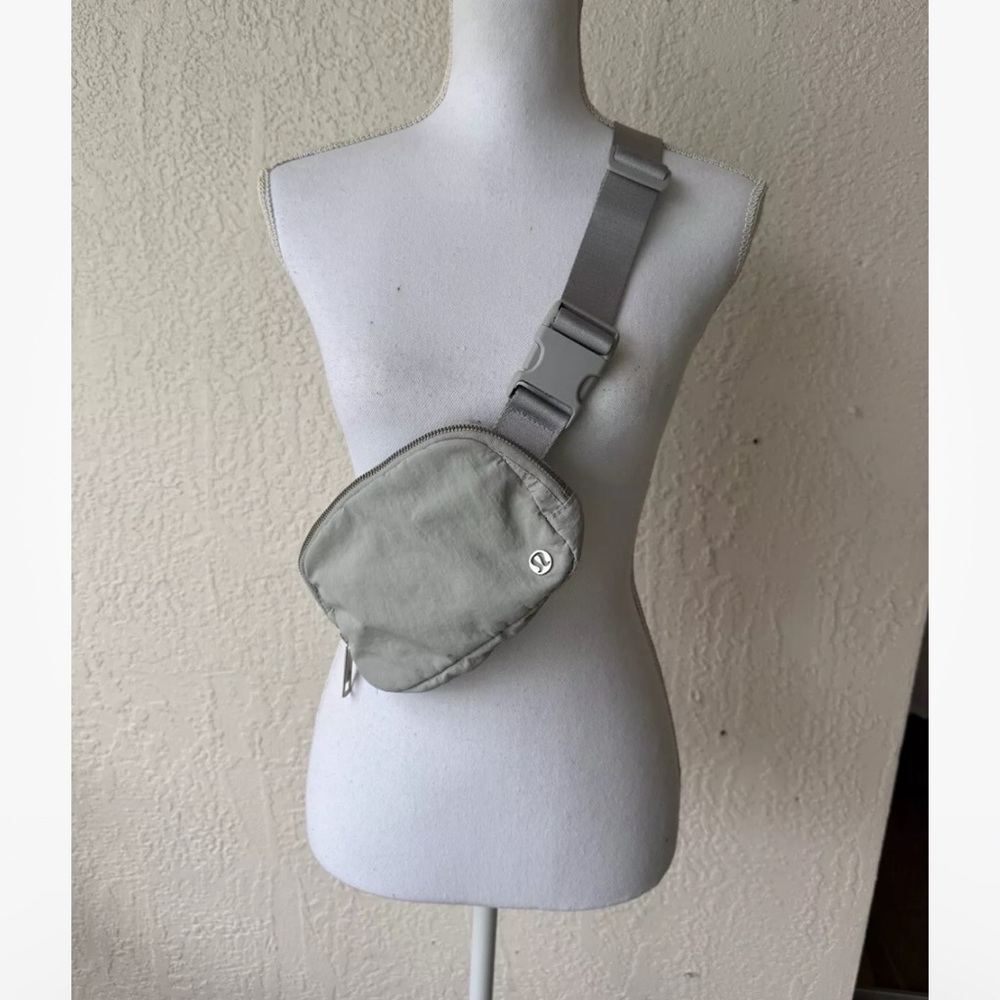 Lululemon Everywhere Belt Bag Crossbody Fanny Pack Waist Unisex New authentic - Picture 6 of 6